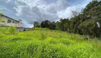 Terreno no Condomínio Estância Dos Lagos em Atibaia.  São 1.000 m2 com excelente topografia e o lote todo murado.