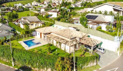 Casa a venda térrea no Condomínio Serra da Estrela em Atibaia. 5 dormitórios, piscina, churrasqueira e amplo espaço gramado.