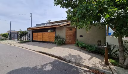Casa nova em Atibaia. São 4 suítes, sala ampla com pé direito alto, escritório,  cozinha planejada, espaço gourmet