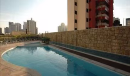 3 suítes, e 5 banheiros. Conta com 3 vagas de garagem. Ainda, este imóvel oferece varanda, lavabo, depósito privativo, face norte, churrasqueira na varanda, lareira e varanda gourmet.