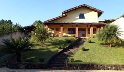Casa no Condomínio Estância dos Lagos em Atibaia com 4 dormitórios, piscina, churrasqueira, amplo espaço gramado.