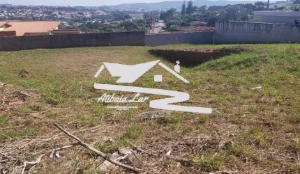 Terreno Condomínio Flamboyant em Atibaia, com 1.050 m2 vista para Pedra Grande, declive em relação a rua.