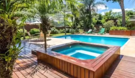 Casa térrea em Atibaia no Condomínio Palavra da Vida São 4 dormitórios sendo 2 suítes. Piscina com aquecimento. Ampla área gourmet. Lago artificial.
