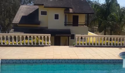 Casa em condomínio , com 4 suítes sendo que uma é master com hidro duas sacadas uma delas com vista para a represa.
