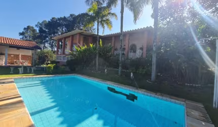 Casa térrea no Condomínio Estância Dos Lagos  em Atibaia SP. Piscina,  churrasqueira,  amplo espaço gramado, segurança 24 hs.