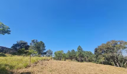 Terreno plano no Condomínio Estancia dos Lagos em Atibaia SP. São 1.500 m2 totalmente aproveitável e plano, uma vista linda e excelente localização.