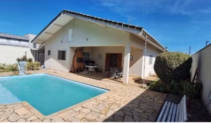 Casa térrea no Condomínio Shangrilla em Atibaia SP.  3 dormitórios,  2 suítes,  piscina, espaço gramado.