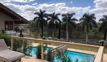 Casa de Alto Padrão localizada em área nobre de Atibaia SP. São 4 suítes mais uma de hóspedes, piscina, área gourmet, gramado amplo.