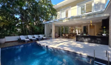 Luxuosa casa de alto padrão na Riviera de São Lourenço, Bertioga-SP: 6 quartos, 6 suítes, 3 salas, 10 banheiros, 6 vagas, 500m².