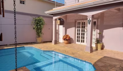 Sobrado em bairro nobre de Atibaia SP, 3 suítes, piscina, área gourmet,  muito bem localizada.