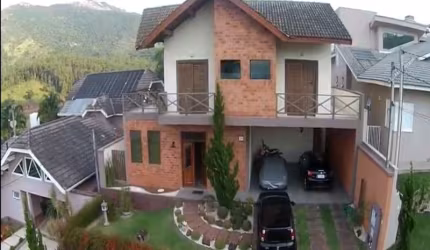 Casa no Condomínio Água Verde em Atibaia SP São 4 dormitórios sendo 3 suítes, piscina e churrasqueira.