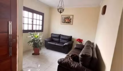 Casa térrea à venda no Jardim Sandra, em Sorocaba-SP.