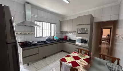 Casa térrea à venda na Vila Helena, em Sorocaba-SP.