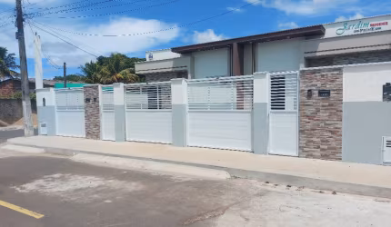 CASAS DÚPLEX COM 3QTS SENDO UM SUÍTE.