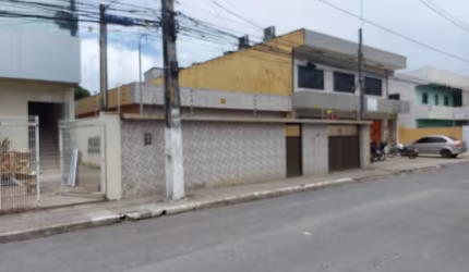 VENDO EXCELENTE CASA COM 3QTS SENDO UM SUÍTE E CLOSET.