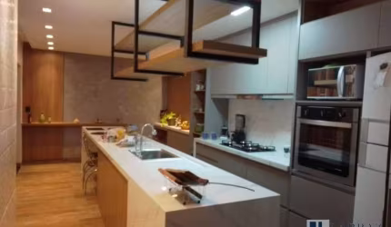 Lindo sobrado para venda no Centro de São Joaquim da Barra-SP, 4 dormitoios sendo 1 suite, varanda gourmet e piscina em 300 m2 construidos