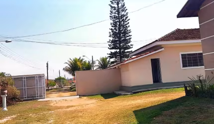Linda chácara para venda em Santa Rita do Passa Quatro-SP, dentro da cidade, área total 2.524 m2 em mais de 410 m2 construídos, completa