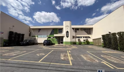 Ótima sala comercial para venda na Av. Independencia, no Centro Profissional, área da sala 35 m2, banheiro privativo, amplo estacionamento em frente