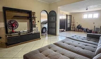 Ótima casa com cômodos amplos para venda nos Campos Eliseos, 2 dormitorios com 1 suite, amplo quintal em 180 m2 construidos