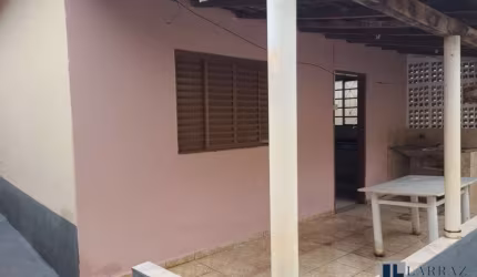 Casa para venda no Centro em Serra Azul-SP, 2 dormitorios, amplo quintal, 2 vagas em 176 m2 de área total