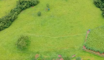 Sitio para venda na região de Campina Verde-MG com 24 hectares, no pé da serra, bom de benfeitorias, represa