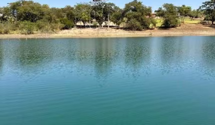 Excelente lote para rancho a venda em Delfinopolis-SP com 7.000 m2 de área, mais de 30 m de margem pra represa, já cercado e terraplenagem feita