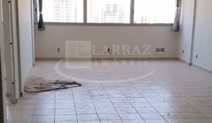 Sala comercial para venda ou locação no Centro, na Americo Brasiliense, Ed. São Jorge, com 24 m2, ar condicionado e sanca de gesso