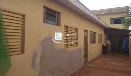 Casa para venda na Vila Tibério, 3 dormitórios, 2 banheiros, na parte superior área livre.