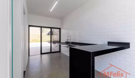 asa localizada no Loteamento Serras de Atibaia 2 - Atibaia/SP Imóvel com arquitetura moderna e fino acabamento.