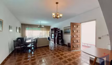 Casa à Venda no Jd. da Glória: 3 Dormitórios e 255m² por R$1,15M