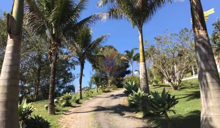 Chácara de luxo em Mogi das Cruzes: 800m², 5 suítes, 6 banheiros por R$2.300.000