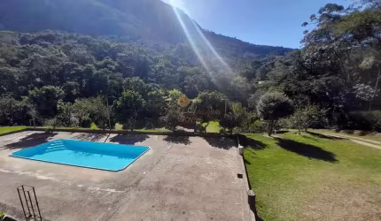 Casa em Condomínio para Venda em Teresópolis, Três Córregos, 1 dormitório, 2 banheiros, 2 vagas