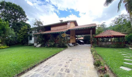 Casa para Venda em Teresópolis, Iucas, 6 dormitórios, 2 suítes, 4 banheiros, 4 vagas