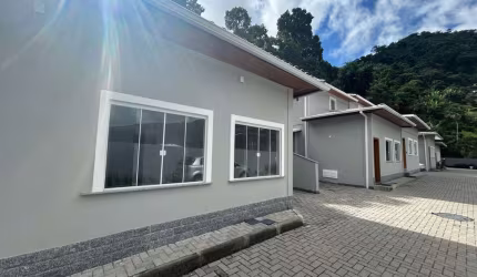 Casa em Condomínio para Venda em Petrópolis, Mosela, 3 dormitórios, 1 suíte, 2 banheiros, 3 vagas
