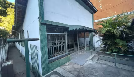 Casa para Venda em Petrópolis, Carangola, 3 dormitórios, 1 suíte, 2 banheiros, 3 vagas
