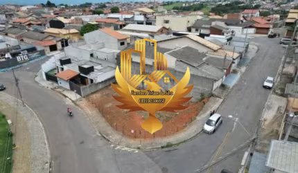 Terreno de esquina com 341m² em frente a praça !