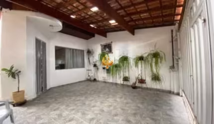 Casa à venda no Jardim Continental, em Taubaté-SP: 2 quartos, 1 suíte, 1 sala, 2 banheiros, 2 vagas, 137m². Confira!