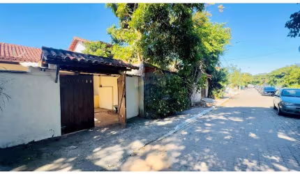À Venda: Prédio com 3 Casas + 2 Kitnets, Saída para 2 Ruas, na Melhor Localização Comercial de Búzios/RJ