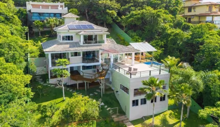 Mansão à venda com Vista Mar na Ferradura – Luxo, Conforto e Exclusividade