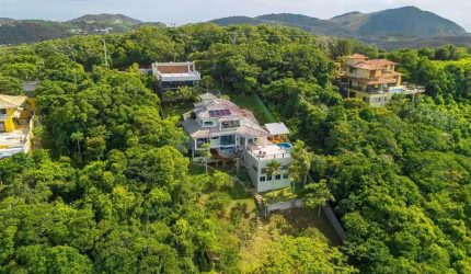 Mansão à venda com Vista Mar na Ferradura – Luxo, Conforto e Exclusividade