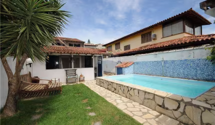 Ótima casa com 4 quartos, piscina e área de churrasco em localização privilegiada