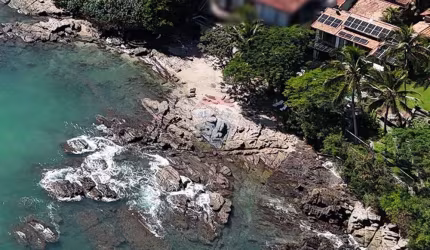 Casa pé na areia à venta em Búzios Ferradura com RGI e prainha exclusiva