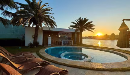 Casa à Beira-Mar em Ogiva com Piscina e Deck