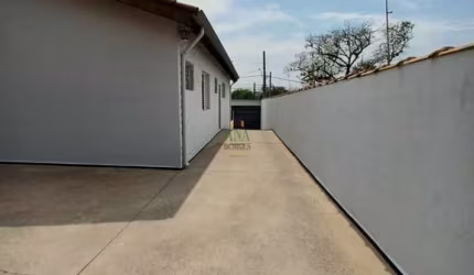 Casa com 03 dormitórios e Edícula
