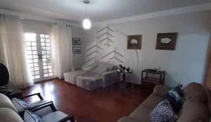 Excelente casa, 203 m², 3 suítes (1 c closet), ampla sala, modulados, quintal c área gourmet c churrasqueira, 2 vagas, próxima Centro-SorocabaSP