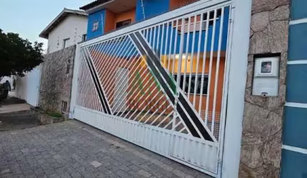 Casa sobrado, 130m2 de área construída, 132m2 de terreno. 3 dormitórios, sendo 1 suíte, 2 sacadas com porta balcão, + um banheiro social e um lavabo. Todos os