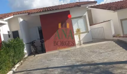 Casa 03 dormitórios em Condomínio.