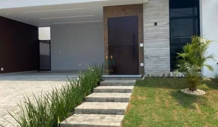 Casa com 03 suítes em Condomínio