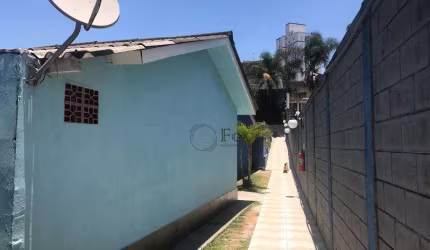 Casa c/ 50m2 e 1 vaga a venda em condomínio.