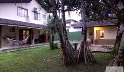Casa Sobrado Alto Padrão com 04 quartos suítes em Ubatuba